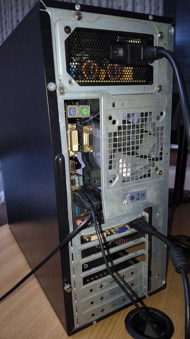 Vând unitate PC Gaming 4GB RAM DDR4 MVMe