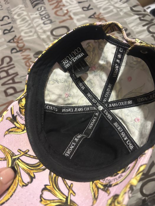 Шапки versace i emporio armani