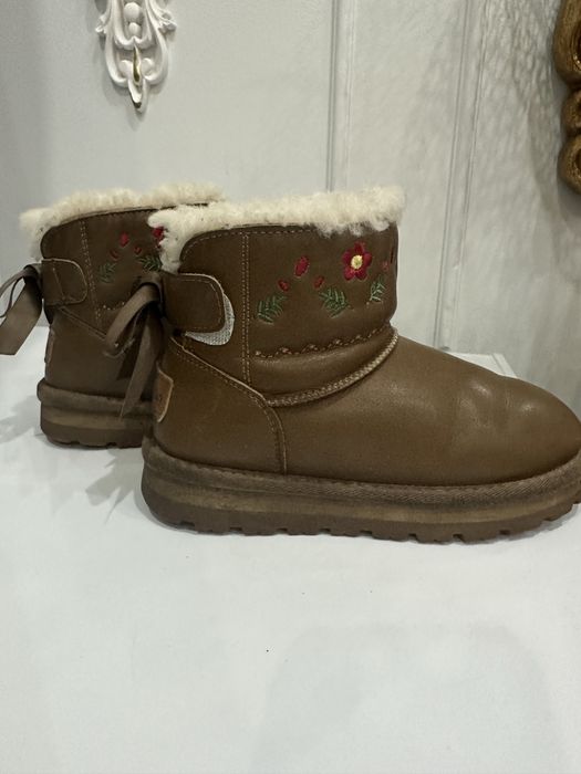 Продам уги , с вышитым ресунком, теплые