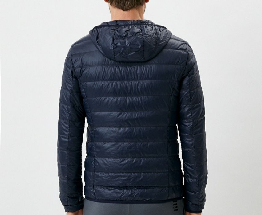 Продам куртку Ea7 размер М в оригинале