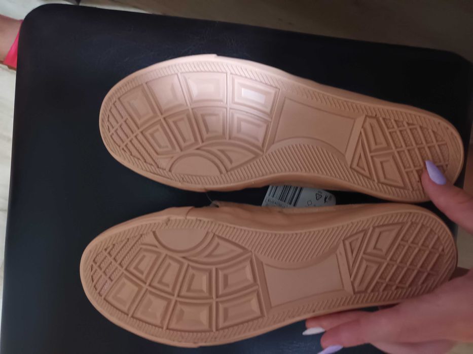 Чисто нови дамски обувки