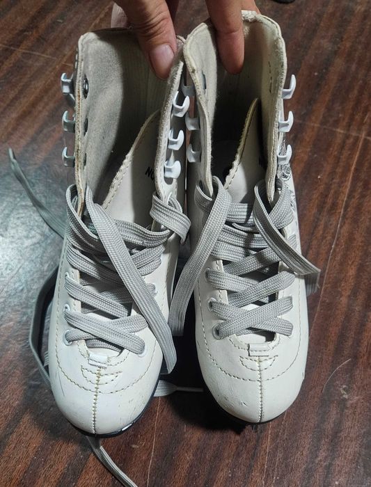 Фигурные коньки белые