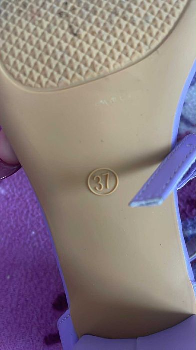 Продавам официална рокля+обици и токчета