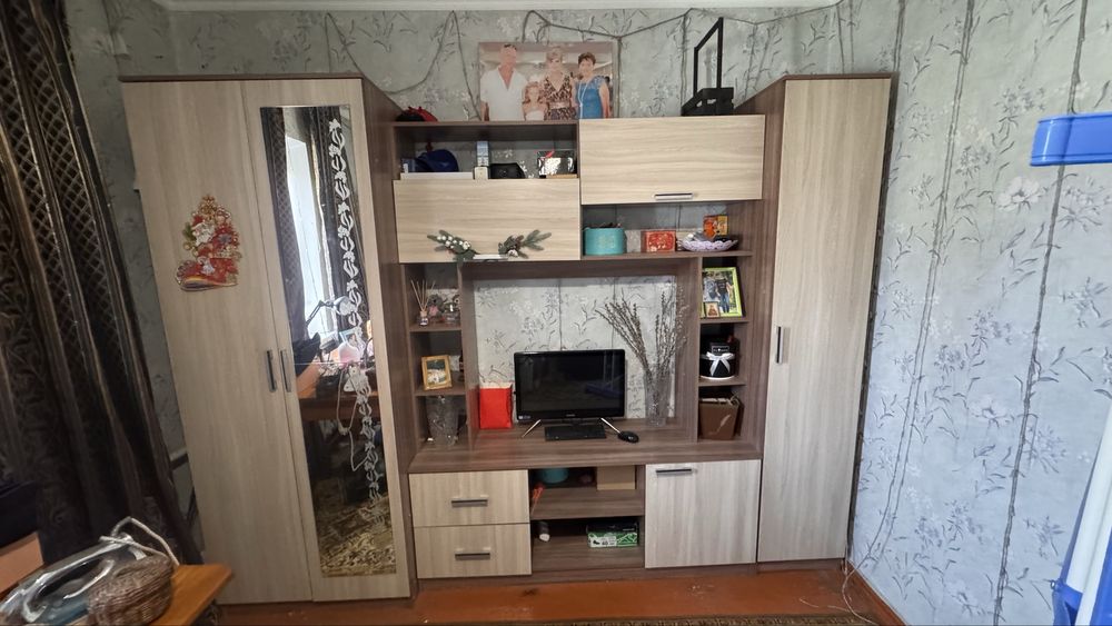 Стенка в спальню или же в гостиную