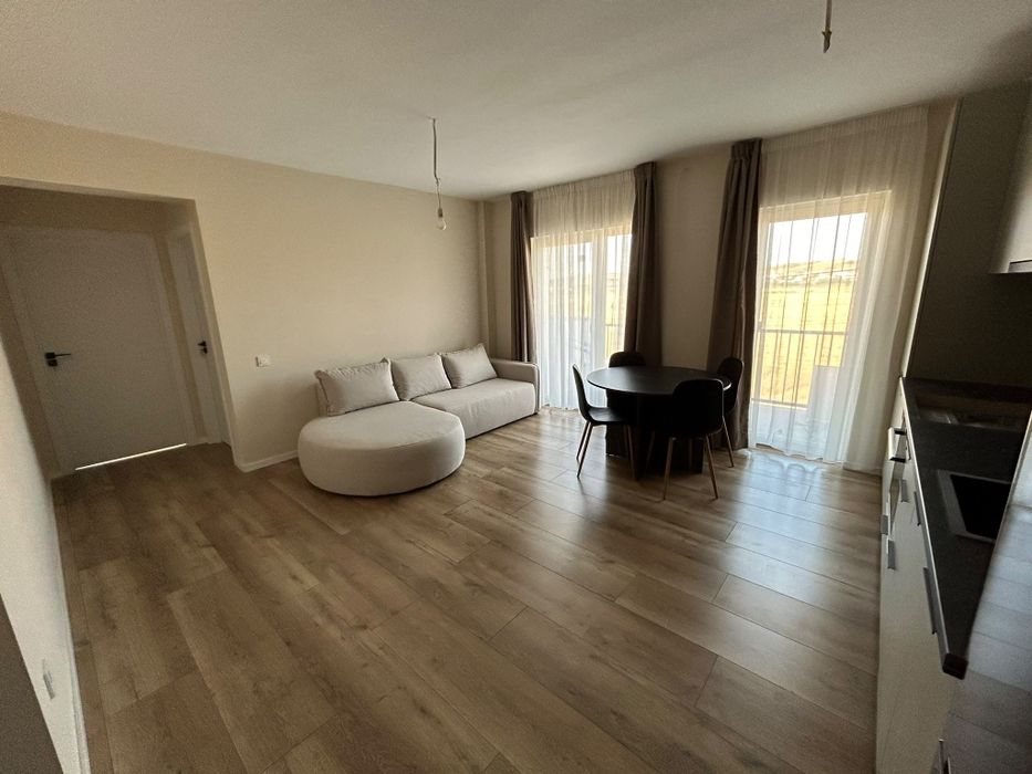 Închiriez apartament / 2 camere / NOU / etaj 1 / loc de parcare /