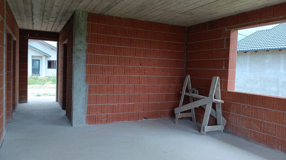 Casă în roșu Oșorhei - Oportunitate unică de investiție