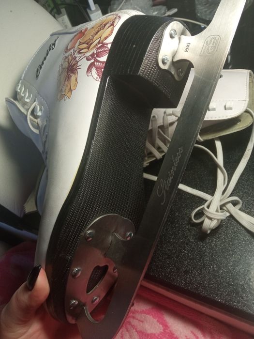 Коньки фигурные 41размер