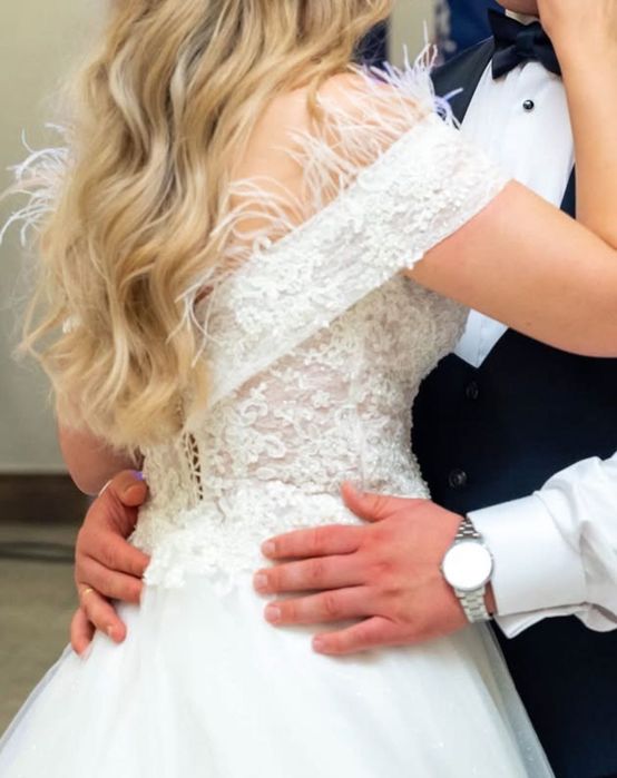 Продавам булченска рокля - снежно бяла с пера.