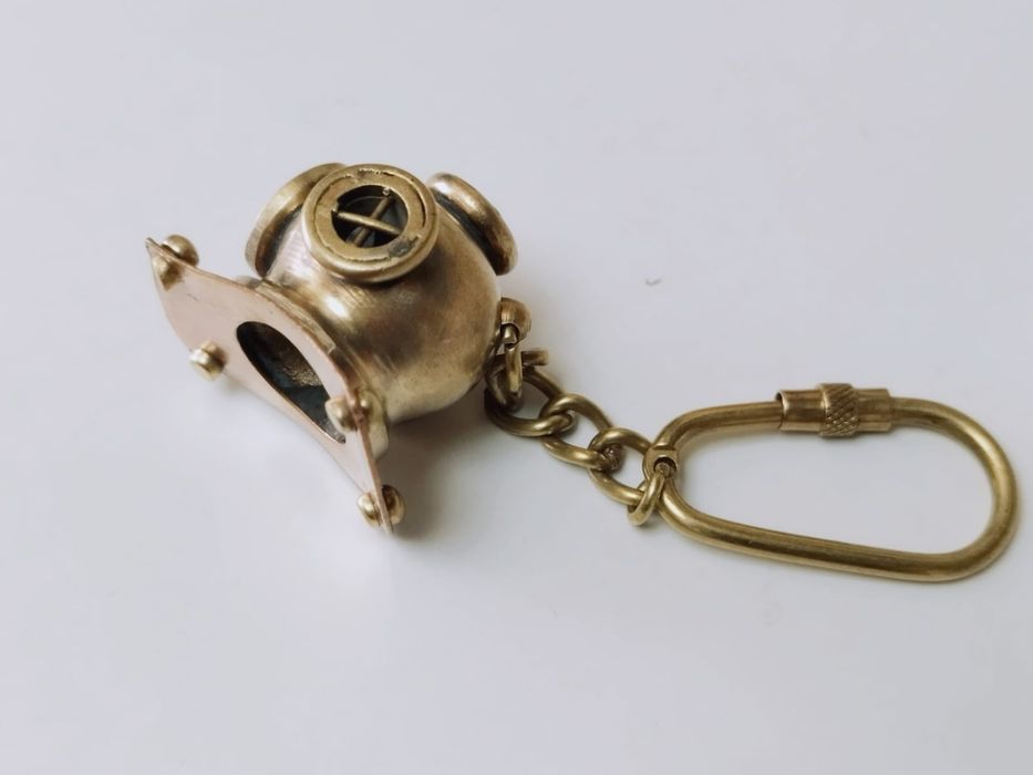 Breloc vechi cu casca de scufundari din bronz