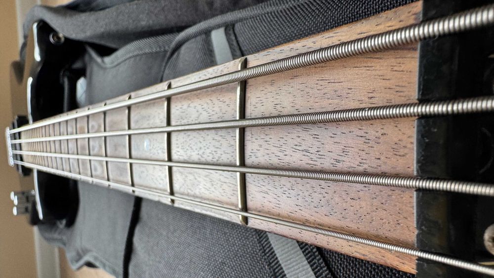 Бас китара Washburn T14 + калъф + комплект струни