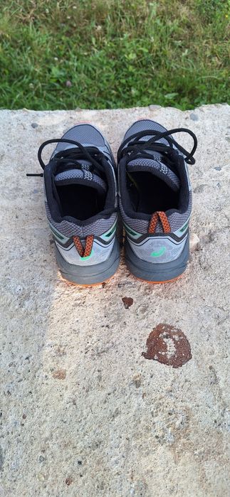 Vand pantofi Asics in stare aproape noi.