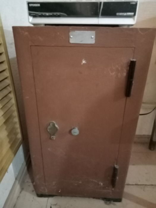 Сейф металлический новый