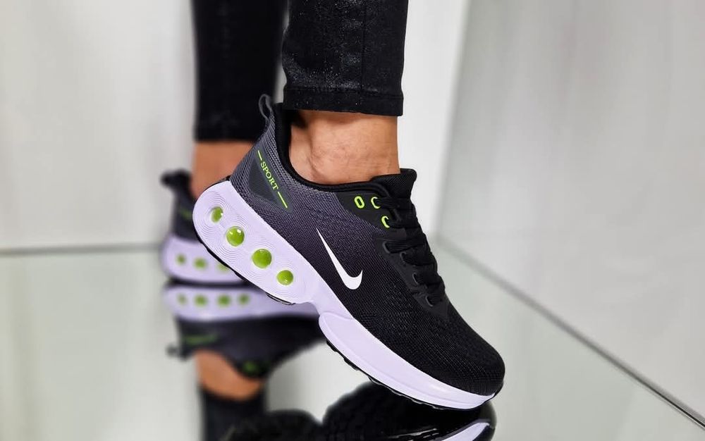 Дамски маратонки Nike различни