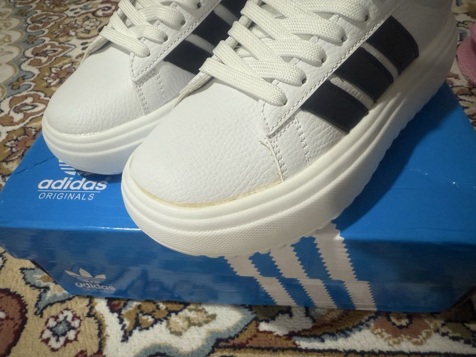 Продается кроссовки белые адидас новые