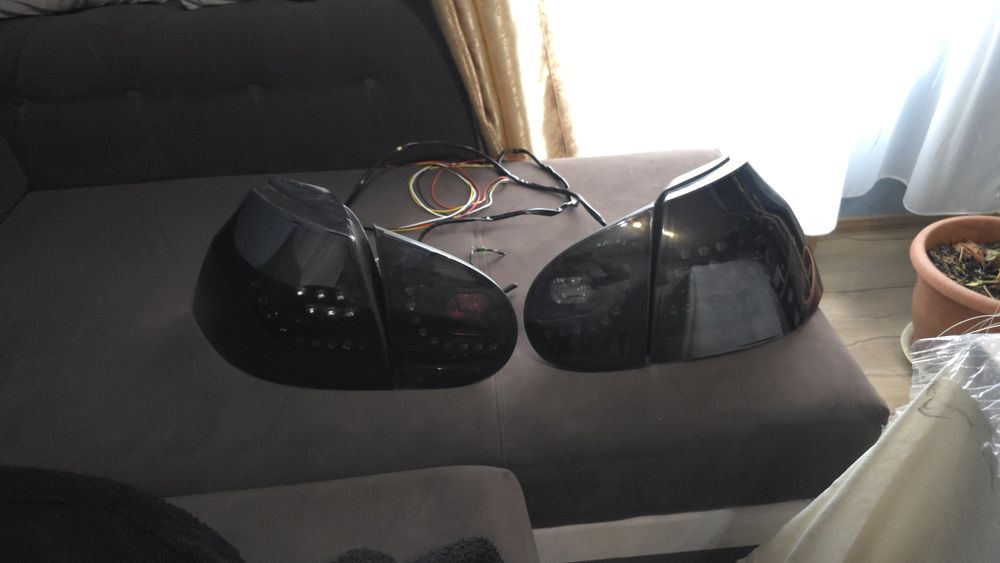 Vând stopuri led golf 5 sau schimb cu skyline sau valeo.