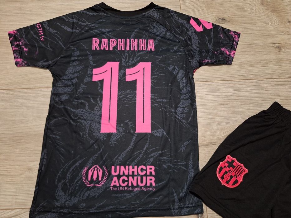 Детски флуоресцентен футболен екип на Рафиня Барселона!