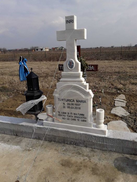 Cruci marmura, monumente funerare