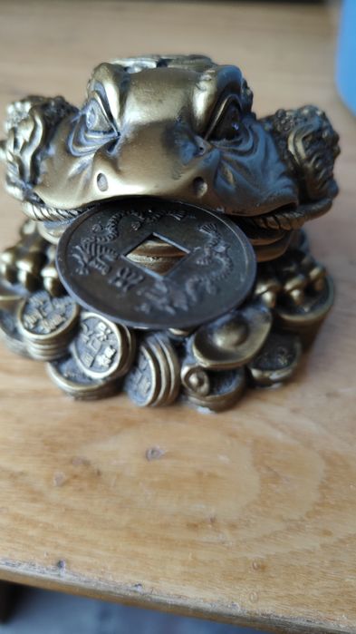 Сувенир лягушка с монетой