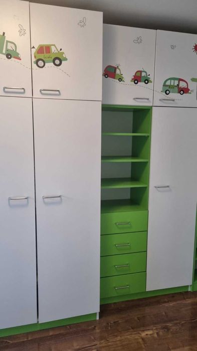 Детска стая с легло и гардероб