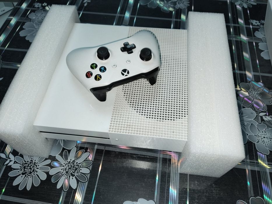 Продам X-BOX ONE-S