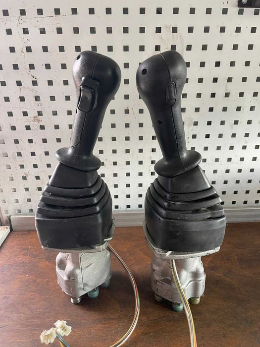 Joystick Excavator pe roti JCB