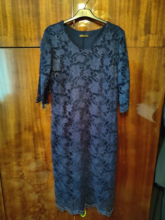 Дантелена тъмно синя рокля