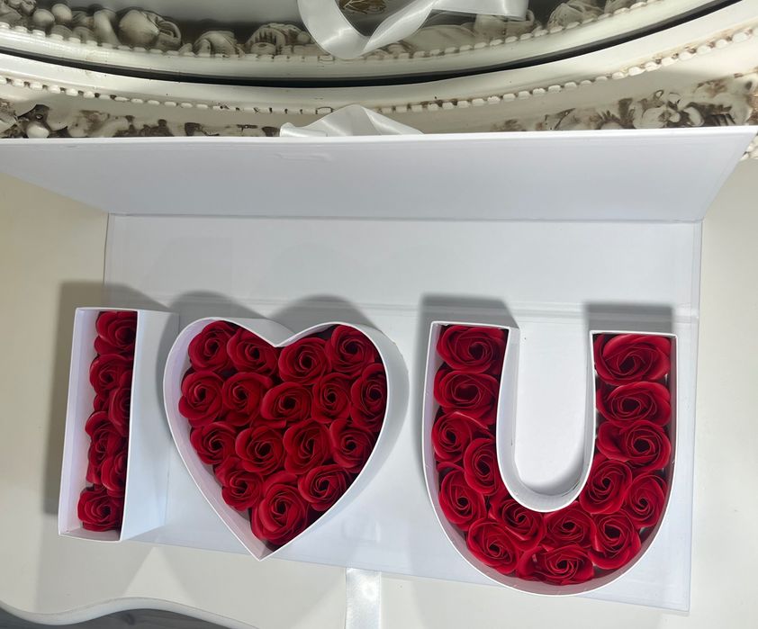 Подаръчна кутия в бяло/розово с вечни рози-незабравим подарък