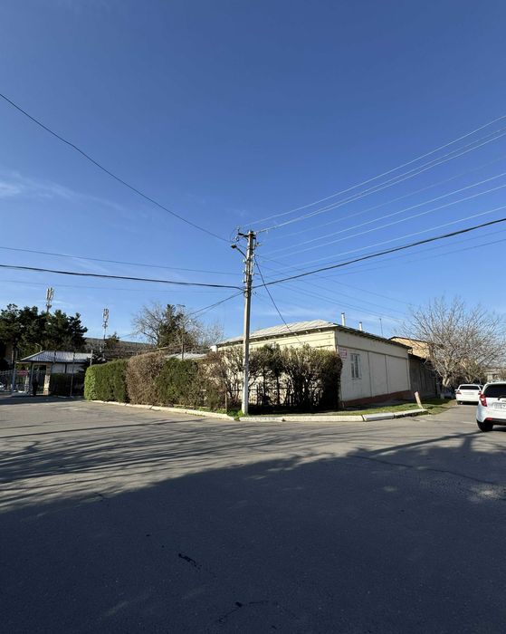 Shoshilinch sotiladi! Burchakda joylashgan katta uy, investorlar uchun