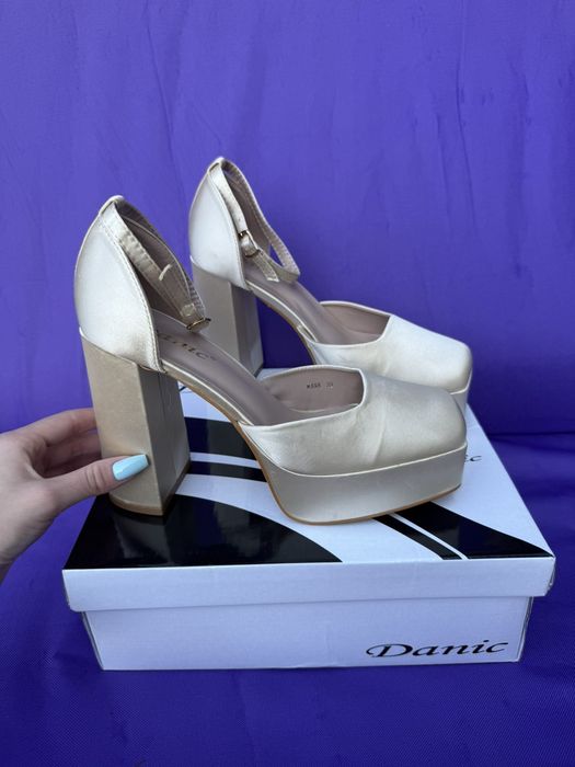 Дамски обувки на платформа