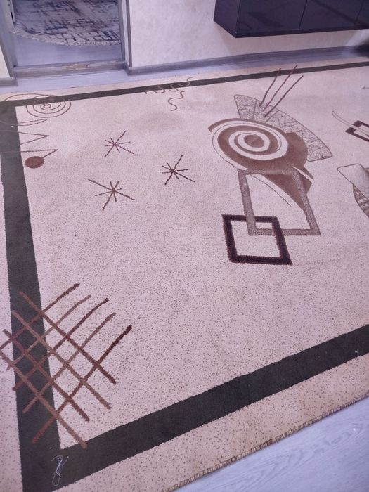 Продается ковер хорошего качества , размер 2,5*4