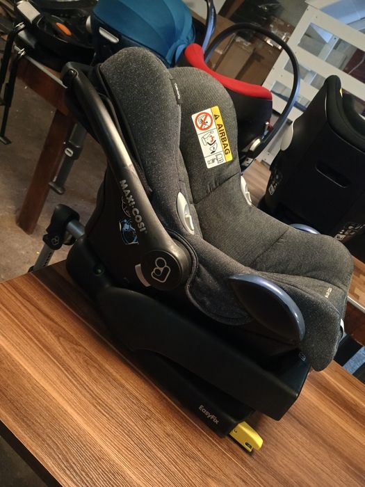 Maxi-Cosi CabrioFix с ISOFIX база EasyFix.