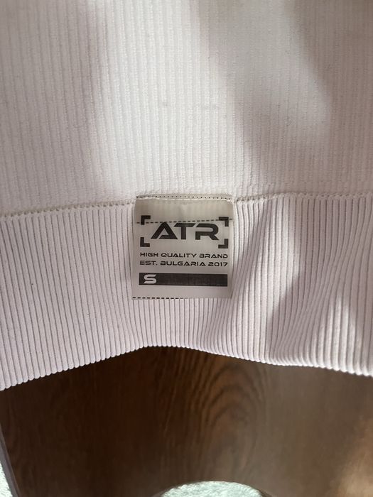 Бяла спортна блуза