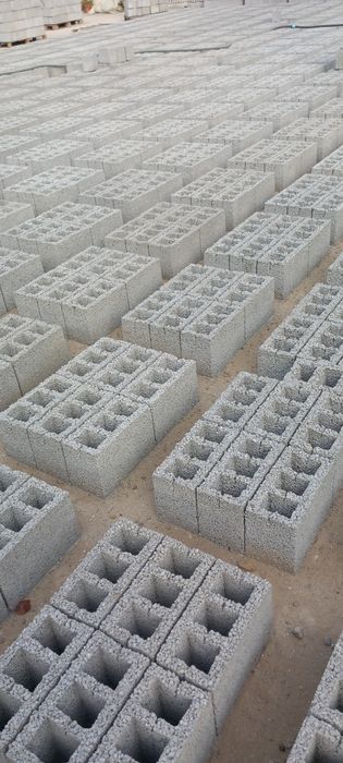 Vând bolțari beton