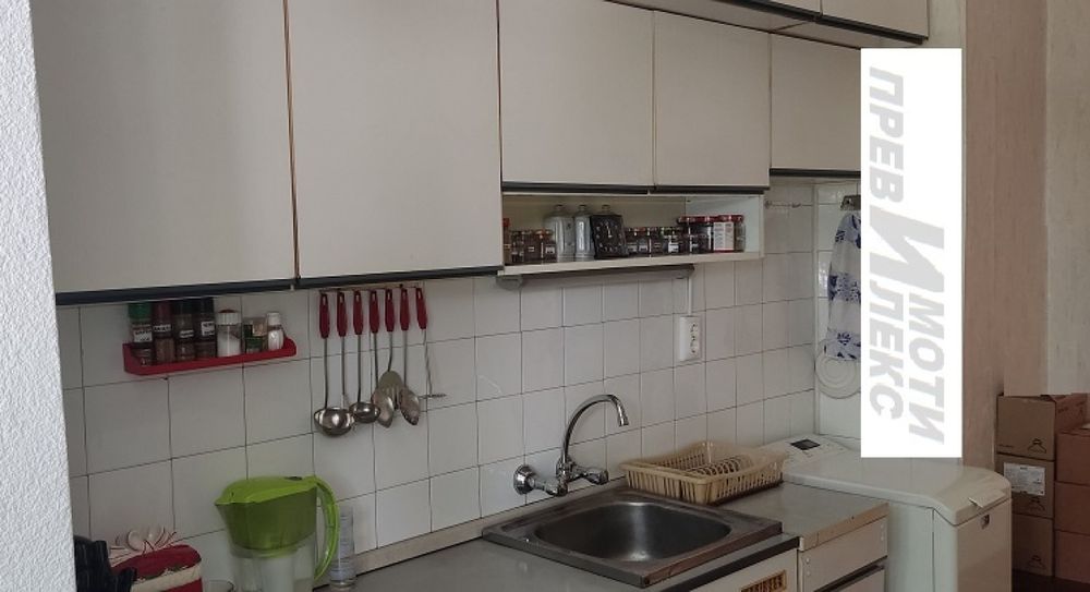 светъл апартамент с три стаи и отделна кухня