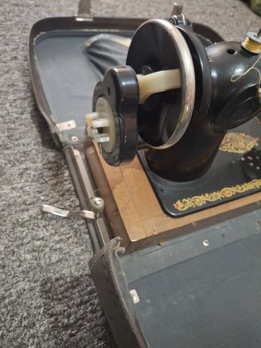 Продам швейную машинку