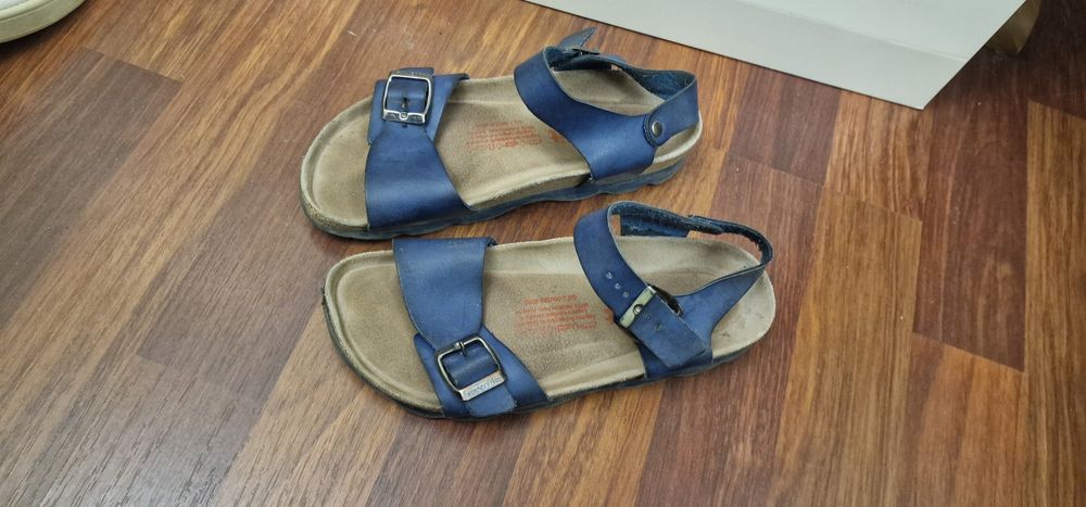 Продам кожанные босоножки на мальчика.