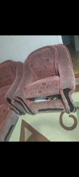 Продам диван в очень хорошем состоянии. Дешево