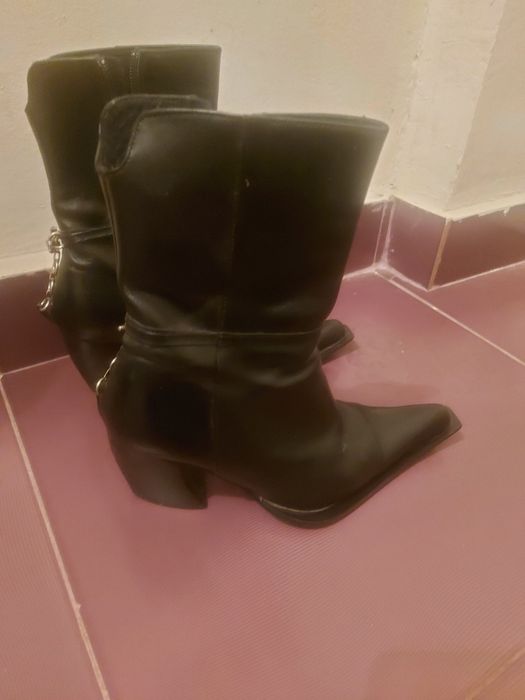 Vind adidasi Nike marimea 37 preț 50 lei si ciocate piele marimea 37