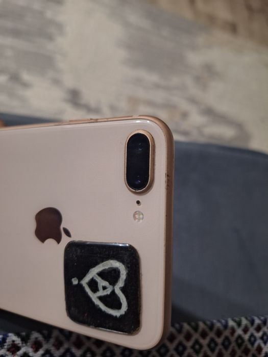 Продам IPhone 8+.