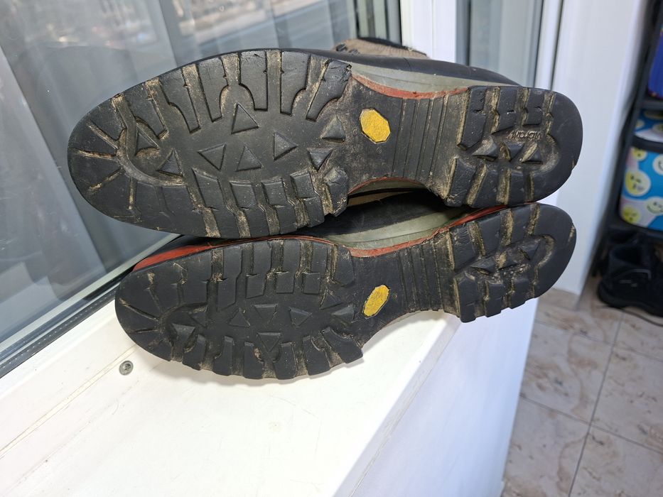 Vând bocanci Hanwag nr 45 cu Gore-tex