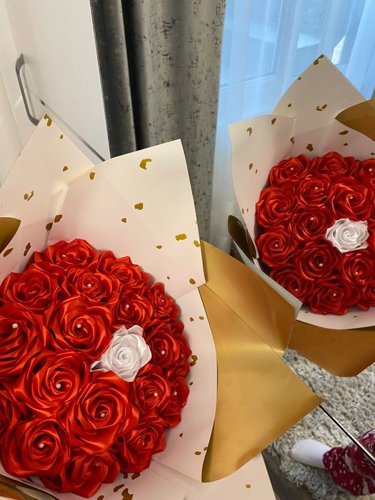 Buchete de trandafiri din satin