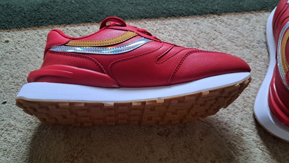 Кроссовкий женский