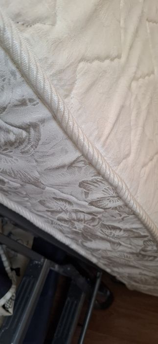 Продам матрас в отличном состоянии.