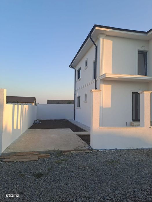 Vila moderna, sustenabila, materiale premium