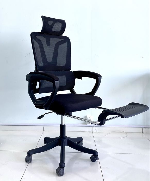 Эргономичный офисный стул с поддержкой спины, удобный и прочный.