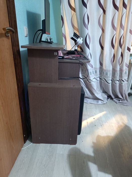 Компьютерный/ письменный стол с полочками б/у