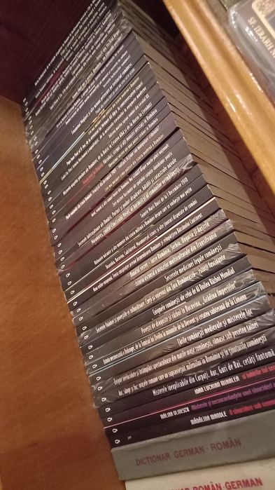 Vand lot de 43 carti captivante romanesti noi,multe infoliate