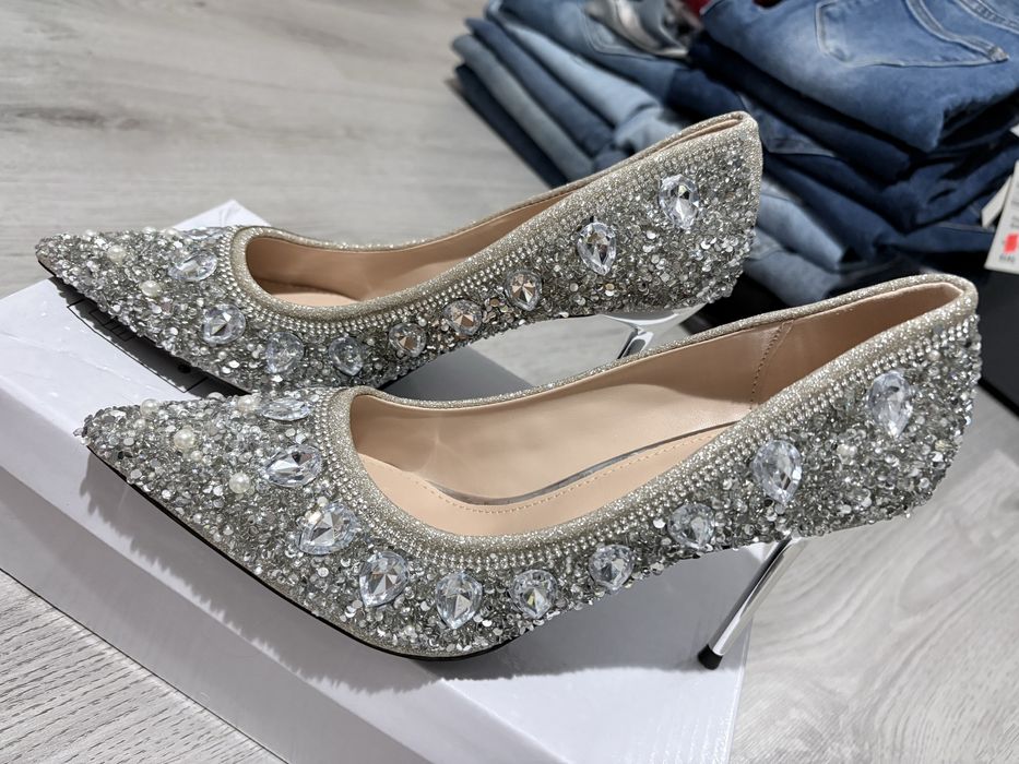 Обувки на ток с камъни