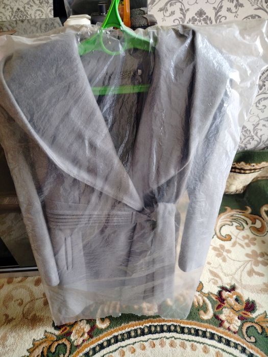 Ayollar paltosi sotiladi