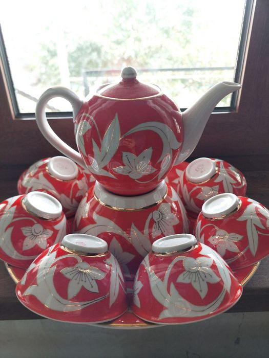 Serviz komplektda 1 ta choynak,  1 t a  kosa, 6 ta piola